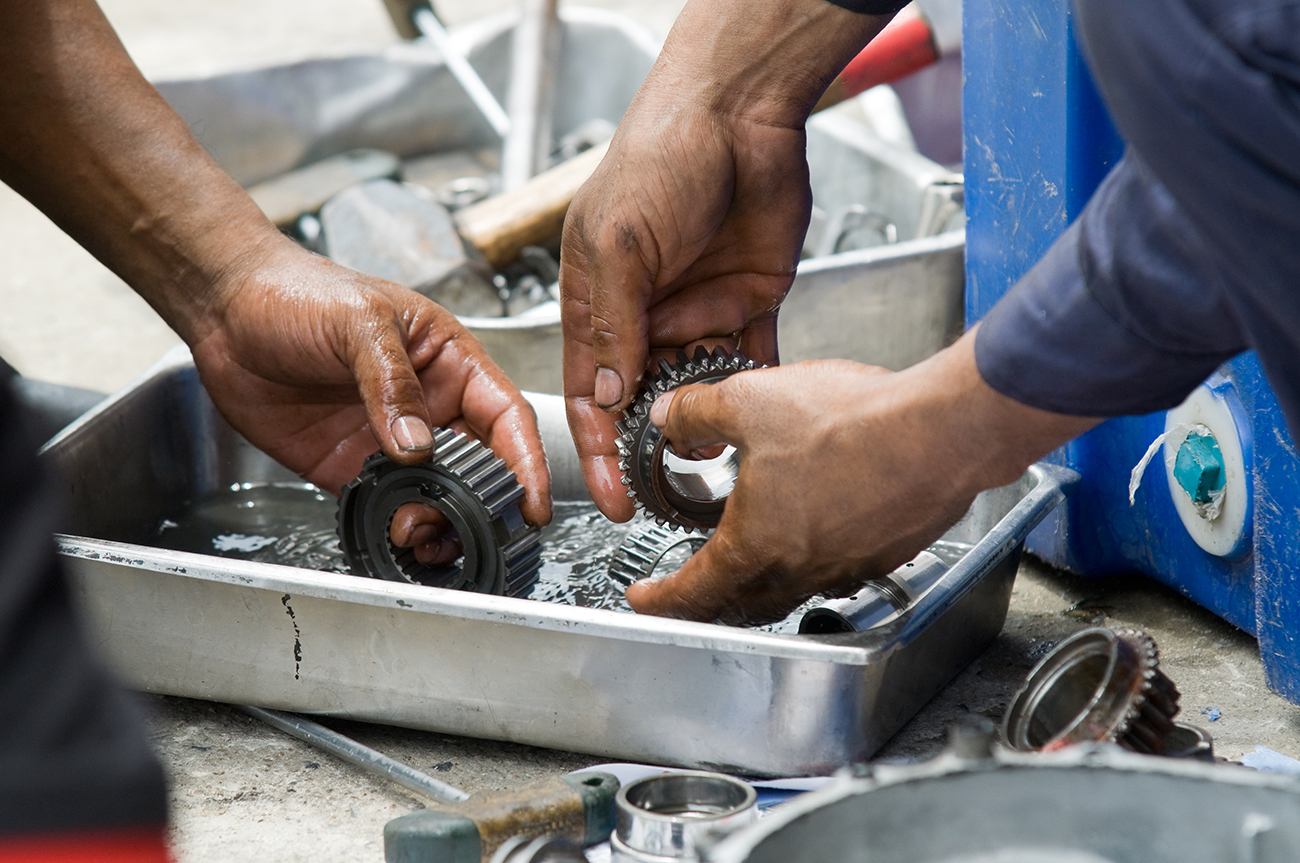 Limpieza de piezas mecánicas en talleres